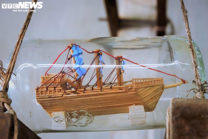 "Tôi không xem đây là sản phẩm thương mại, các tác phẩm của tôi đều trưng bày tại nhà hoặc dành tặng bạn bè, người thân như một cách sẻ chia niềm vui sáng tạo. Với tôi, giá trị lớn nhất không nằm ở tiền bạc mà ở cảm giác hoàn thiện một tác phẩm đúng với ý tưởng ban đầu", anh Ron cho hay.