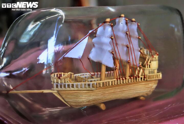 "Ngoài ra mô hình tàu thuyền là mô hình khó làm nhất vì có nhiều chi tiết nhỏ, mỗi lần làm xong một sản phẩm thì tôi lại có thêm sự kiên nhẫn và bền bỉ hơn", anh Ron chia sẻ.