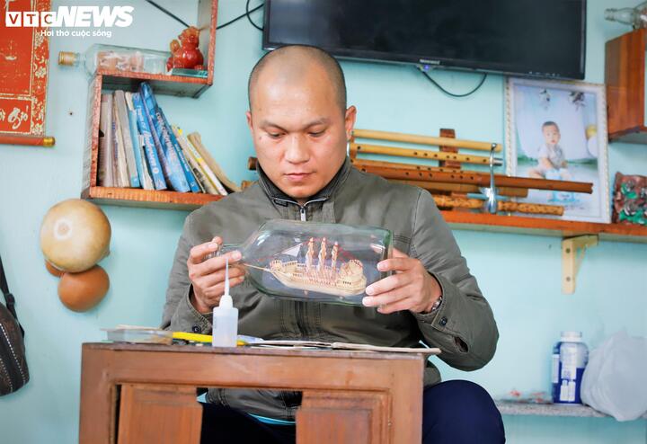 Theo anh Ron chia sẻ, cơ duyên đến với nghệ thuật độc lạ này bắt đầu từ năm 2012, khi trong thời gian quân ngũ, anh đã làm quen với các mô hình bằng gỗ, tăm tre, chủ yếu là những cấu trúc đơn giản. Khi trở về địa phương, có những lúc nản lòng, nhưng với thử thách của đam mê, anh nghĩ làm hỏng thì làm lại, khó thì tìm cách khắc phục.