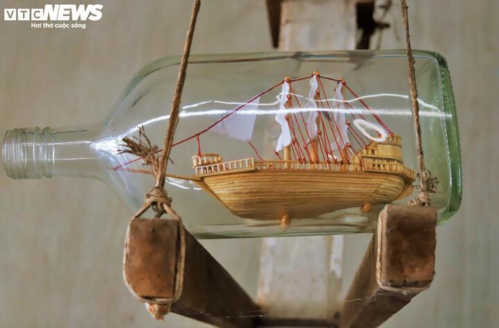 Điểm đặc biệt nhất trong bộ sưu tập "độc lạ" của anh Ron là các mô hình tàu thuyền, mô hình này chiếm khoảng 70% bộ sưu tập. Lý do được anh chia sẻ vì anh là người miền biển Hoài Nhơn, cuộc sống gắn liền với nghề đánh bắt khơi xa nên anh yêu những con tàu.