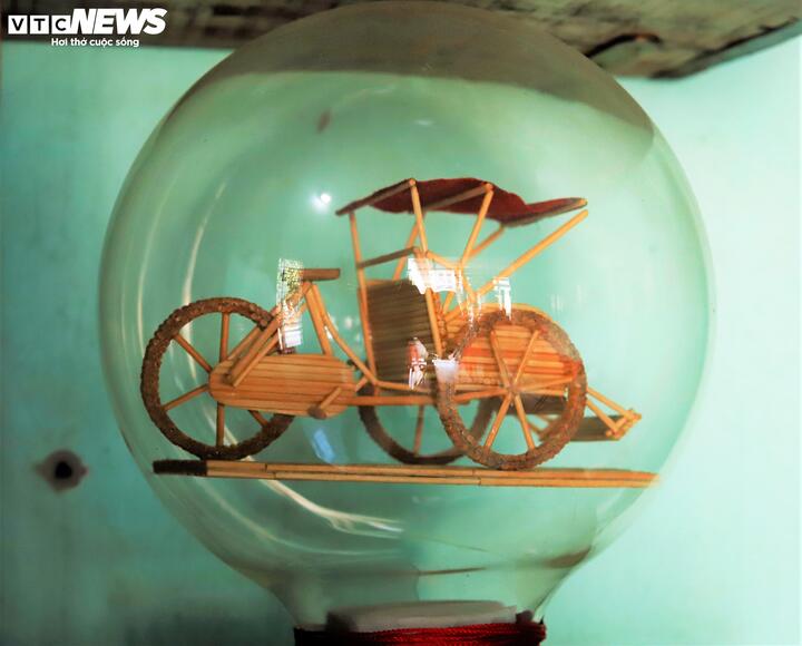 Từ những mẫu đơn giản ban đầu, anh Ron nâng cao dần độ khó với kết cấu ngày càng phức tạp. Bóng đèn dụ cá trên biển cũng được anh tận dụng tạo ra mô hình chiếc xích lô chỉn chu bên trong.