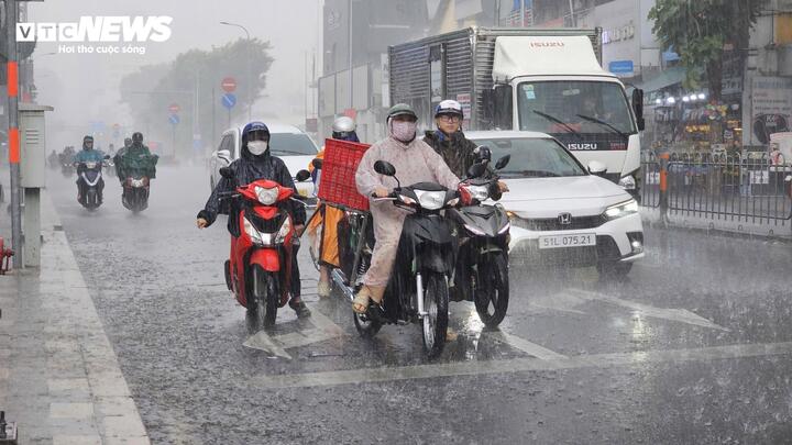 TP.HCM mưa to vào đầu giờ chiều 11/2