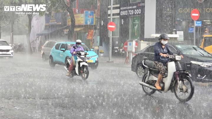 Nhiều người đi đường bị ướt vì chưa kịp mặc áo mưa.