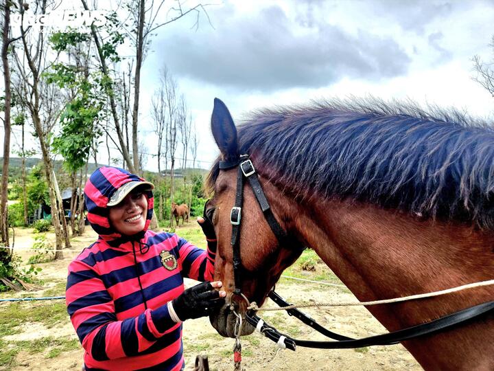 Niềm đam mê ngựa được truyền lại cho con gái út của ông Chi.