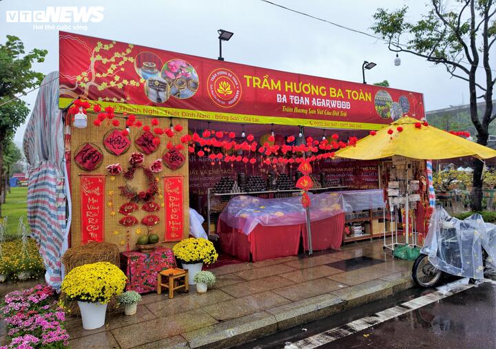 Không riêng gì hoa, nhiều gian hàng hóa khác tại đường hoa Nguyễn Tất Thành cũng trong tình trạng ảm đạm vắng khách mua, phủ bạt vì mưa kéo dài.