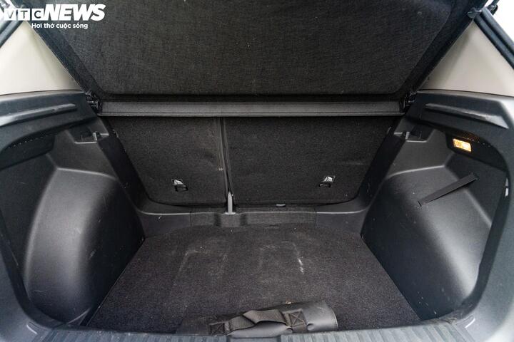 Khoang hành lý có dung tích tiêu chuẩn là 385 lít với thiết kế vuông vắn, giúp việc sắp xếp đồ đạc dễ dàng hơn. Khi cần không gian chứa đồ lớn cho những chuyến đi dài, người dùng có thể gập phẳng hàng ghế sau để mở rộng dung tích lên mức 1.405 lít.