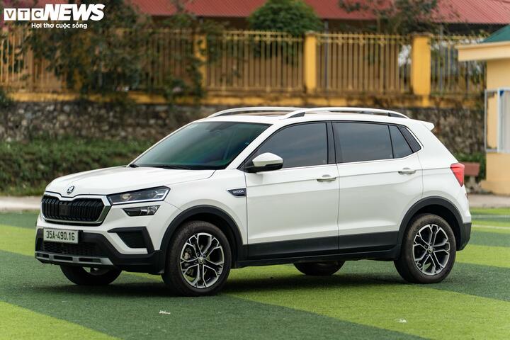 Thân xe sở hữu những đường gân dập nổi kéo dài, đi kèm bộ mâm hợp kim 17 inch thiết kế năm chấu. Với chiều dài 4.221 mm và khoảng sáng gầm 188 mm, mẫu xe này có kích thước gọn gàng, phù hợp để di chuyển trong các khu đô thị đông đúc.