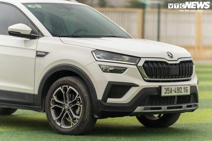 Hệ thống chiếu sáng và kính lái sạch sẽ giúp tối ưu tầm nhìn cho người lái.