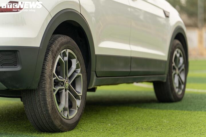 Kiểm tra áp suất và độ mòn lốp để đảm bảo khả năng bám đường khi di chuyển.