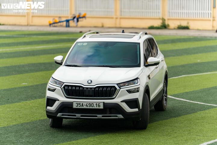 Về ngoại thất, Skoda Kushaq mang phong cách thiết kế góc cạnh và cứng cáp đặc trưng của thương hiệu Séc. Phần đầu xe nổi bật với lưới tản nhiệt hình lục giác bao quanh bởi viền mạ crôm, kết hợp cùng cụm đèn chiếu sáng LED tách hai tầng độc lập.