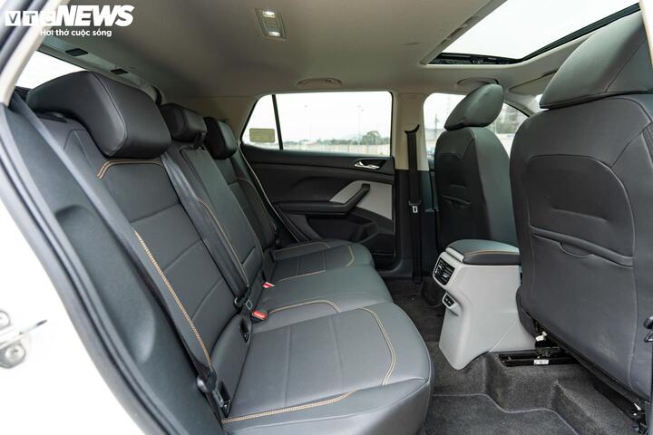 Hàng ghế thứ hai được tối ưu không gian nhờ trục cơ sở dài 2.651 mm. Khoảng để chân và không gian đầu được thiết kế thoáng đãng, đi kèm các tiện ích như bệ tỳ tay trung tâm tích hợp khay để cốc, cửa gió điều hòa riêng biệt và các cổng sạc nhanh chuẩn USB-C.