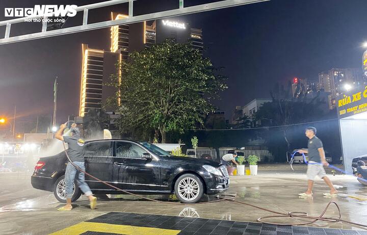 Thu nhập của nhân viên rửa xe cũng tăng cao so với ngày thường nhờ tăng ca. (Ảnh: Đại Việt)