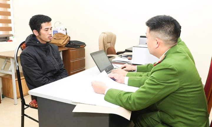 Trần Ngọc Hoàng tại cơ quan công an. (Ảnh: CACC)