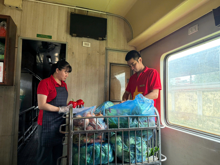 Nhiều nhân viên ngành đường sắt làm xuyên Tết để đảm bảo những chuyến tàu an toàn, tiện lợi. (Ảnh: Tổng Công ty đường sắt)