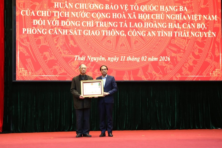 Ông Trịnh Xuân Trường, Ủy viên Ban chấp hành Trung ương Đảng, Bí thư Tỉnh ủy Thái Nguyên trao “Huân chương Bảo vệ Tổ quốc” hạng Ba cho thân nhân Trung tá Lao Hoàng Hải. (Ảnh: Công an Thái Nguyên)