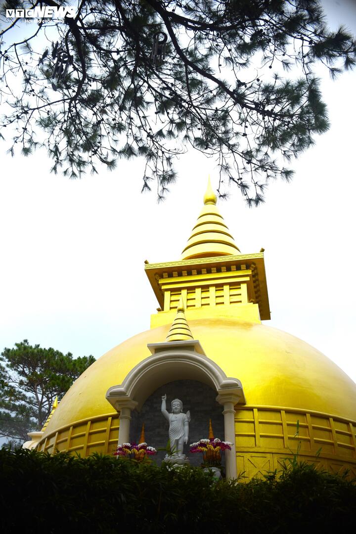 Đặc biệt, tại thiền viện có đại bảo tháp tôn thờ xá lợi, đồng thời an vị Phật và an vị xá lợi chân thân Đức Phật Bổn Sư Thích Ca Mâu Ni. Bảo tháp được xây dựng theo mô hình bát úp cao 19m, rộng 18m, rộng trong bảo tháp là 12m. Bên ngoài bốn hướng là biểu tượng tứ động tâm: hình ảnh Đức Phật đản sanh, Đức Phật thành đạo, chuyển pháp luân và Đức Phật nhập Niết bàn.