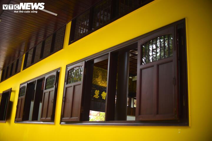 Thiết kế, kiến trúc ở đây đơn giản nhưng rất phù hợp với không gian. Đa số các phòng, điện đều nhiều cửa sổ để đón ánh nắng mặt trời và gió thiên nhiên tạo cảm giác dễ chịu.