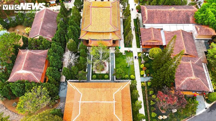 Thiền viện do Hòa thượng Thích Thanh Từ thành lập. Trụ trì hiện nay là Thượng tọa Thích Thông Phương.