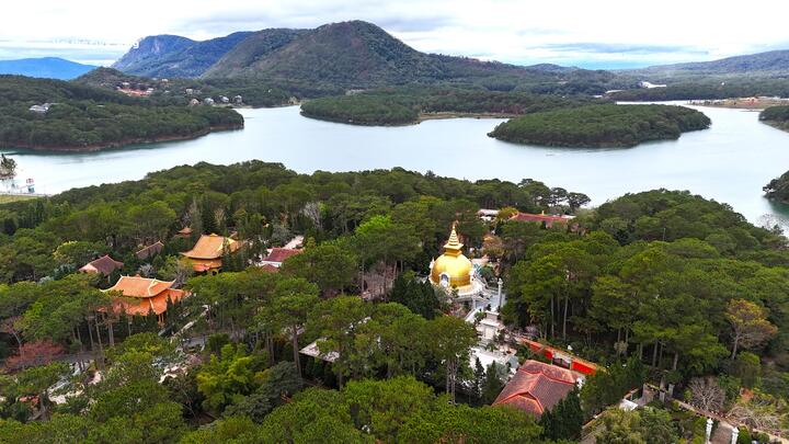 Từ trên cao, Thiền viện Trúc Lâm Đà Lạt đẹp như một bức tranh thủy mặc với núi non và sông hồ xanh biếc.