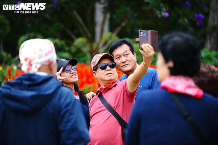 Nhiều du khách rạng rỡ check-in trong khuôn viên thiền viện.