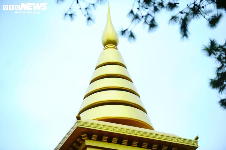 Đỉnh bảo tháp được dát vàng.