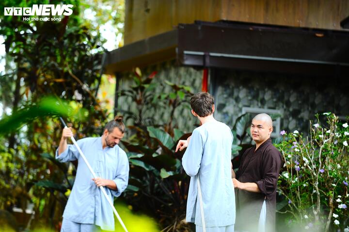 Thiền viện không tổ chức các khóa tu mà là mỗi ngày tu. Sống trong hiện tại với Chánh niệm, Phản Quan Tự Kỷ và Quán chiếu bản thân, thay vì tìm cầu bên ngoài thì tự soi lại bản thân, không tìm lỗi người. Tại đây, nhiều Phật tử trong và ngoài nước đến để học tập, tu dưỡng.