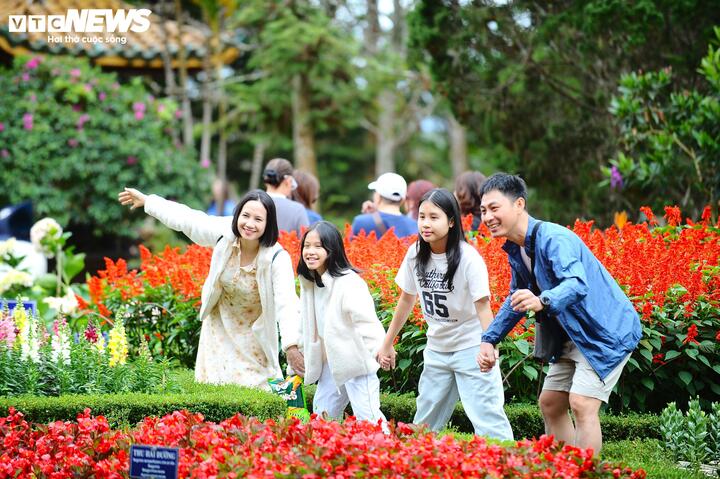 Đặc biệt, thiền viện trồng rất nhiều hoa tươi để tạo cảnh quan đầy sức sống.