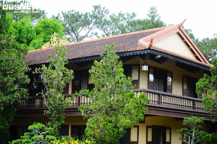 Trong khuôn viên của thiền viện, những công trình được xây dựng thanh thoát tạo sự bình yên, thanh tịnh trong lòng mỗi khi du khách ghé qua.