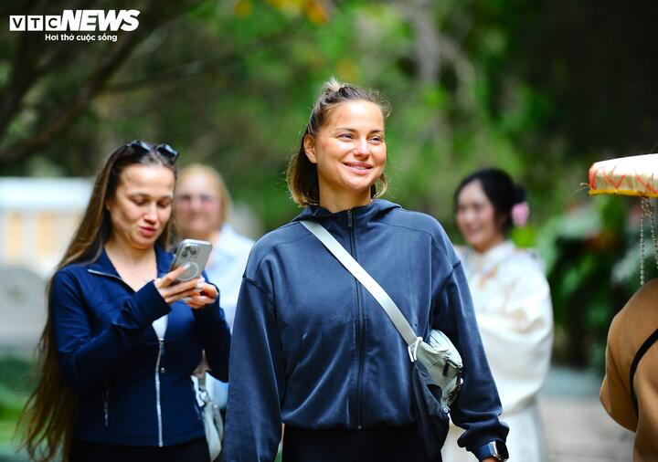 Lần đầu tiên đặt chân tới đây, chị Mia (du khách Nga) cho biết mình rất thích không khí và cảnh quan nơi này. "Ở đây trong lành và thật dễ chịu. Tôi cảm thấy mọi thứ thật nhẹ nhàng và tuyệt vời khi đến đây", chị Mia nói.