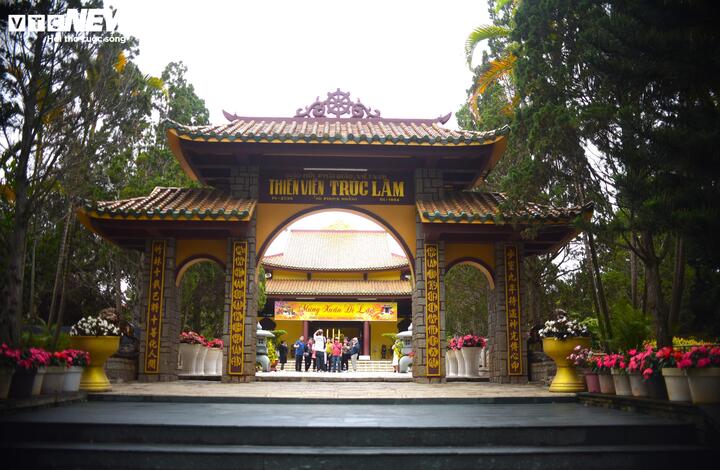 Thiền Viện Trúc Lâm Đà Lạt là một trong ba thiền viện rộng lớn và nổi tiếng nhất Việt Nam, thuộc thiền phái Trúc Lâm Yên Tử. Nơi đây cũng là địa điểm quen thuộc của các Phật tử muốn đến để tìm hiểu về Phật pháp, cũng như của các khách hành hương muốn chữa lành và tìm về sự bình yên, thanh thản trong tâm hồn.