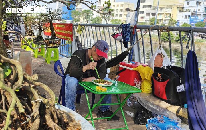 Nhà vườn ăn vội bữa trưa bên dòng kênh.