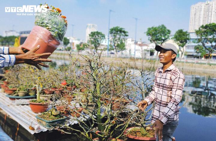 Nhiều gia đình gắn bó với nghề bán hoa Tết nhiều năm, xem chuyến ghe cuối năm như một phần không thể thiếu vào những ngày cuối năm.