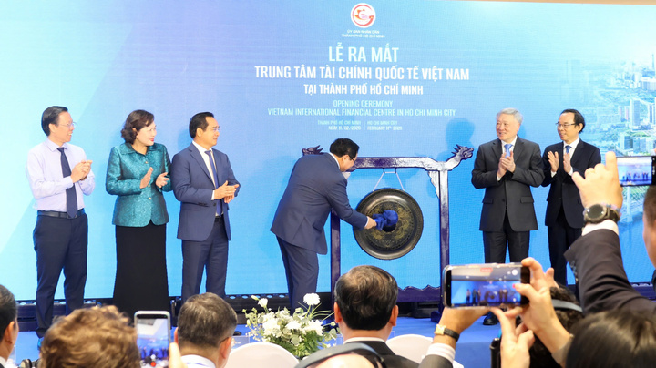 Thủ tướng thực hiện nghi thức ra mắt VIFC-HCMC. (Ảnh: VIFC-HCMC)