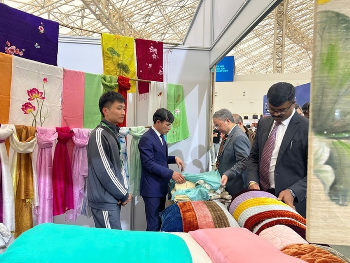 Sản phẩm tơ lụa truyền thống, cao cấp của Ấn Độ trưng bày tại Hội chợ Mùa Xuân.