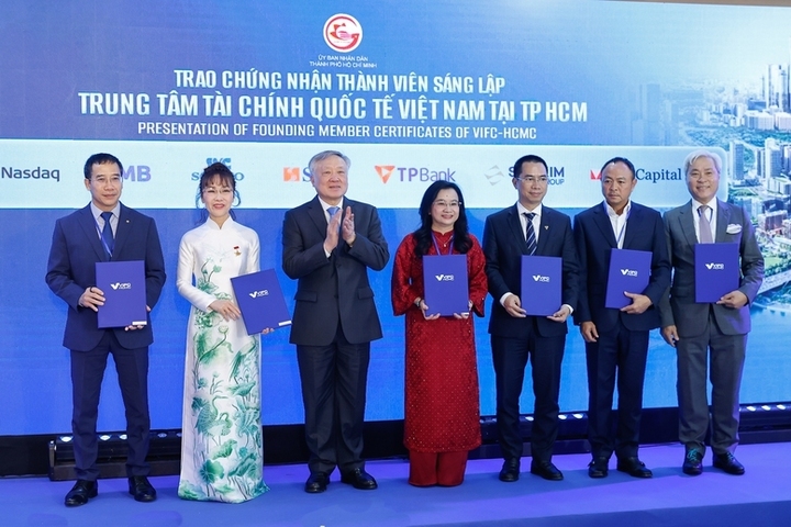 Phó Thủ tướng Thường trực Nguyễn Hoà Bình trao chứng nhận cho các thành viên tham gia sáng lập VIFC-HCMC. (Ảnh: VGP)