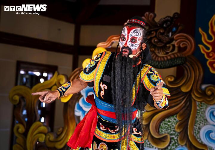 Nhân vật Mạnh Lương do nghệ danh Lê Linh Nghiệp trong trích đoạn tuồng cổ kinh điển "Mạnh Lương bẻ ngựa" thuộc vở Bát Tống.