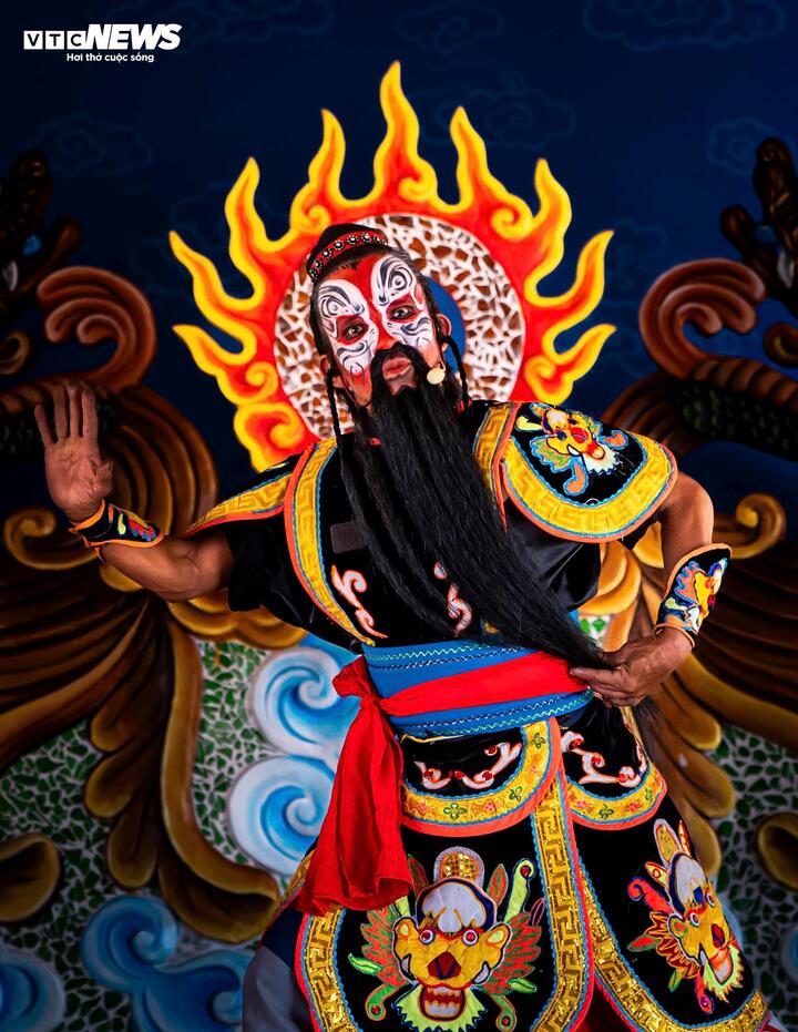 Trong tuồng cổ, các vị tướng đều oai hùng vì đi bằng con ngựa dữ do chính tay mình thuần phục.