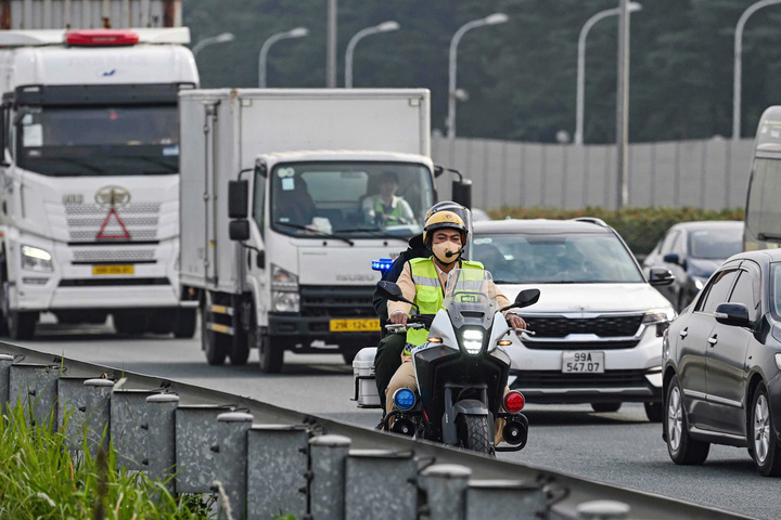 Tổ công tác đi xe mô tô chuyên dụng kịp thời xử lý các tình huống tai nạn hoặc phương tiện gặp sự cố để tránh ùn tắc kéo dài trên cao tốc.