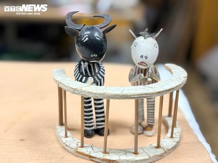 Hình ảnh "đầu trâu mặt ngựa" được làm bằng vỏ trứng.