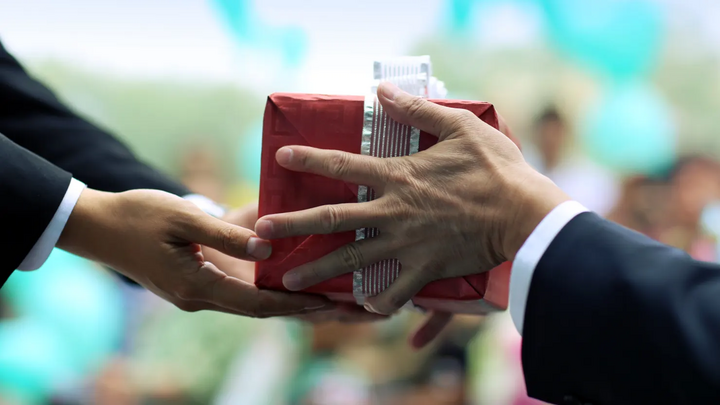 Theo quan niệm phương Đông, buổi tối thường dành cho gia đình, còn ban ngày dành cho đối tác, công viêc. (Ảnh: CNBC)