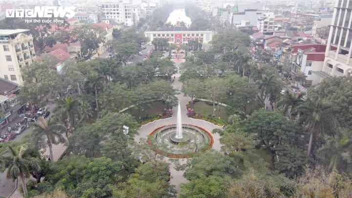 Khu vực dải vườn hoa trung tâm luôn thu hút người dân, du khách đến "check - in" mỗi dịp xuân về, trở thành niềm tự hào của người dân đất Cảng.