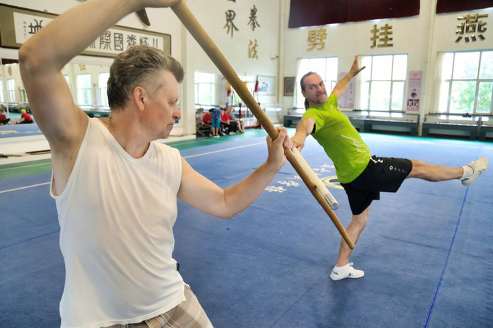 Yevgeny Ovchennikov và bạn của mình trong một buổi tập