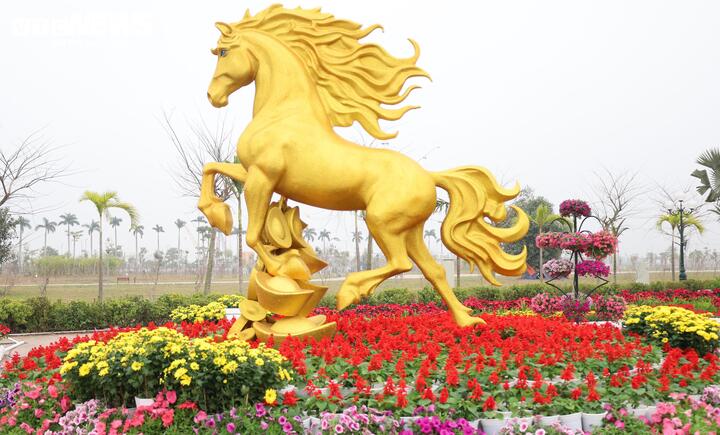 Ngắm linh vật Kim Mã giữa quảng trường ngập sắc hoa ở Hải Phòng - 4