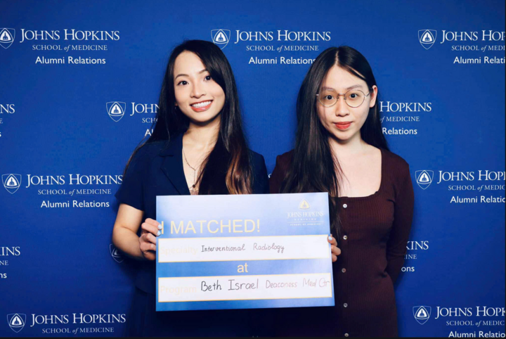 Mai Chi (trái) tham gia “Match Day 2025”, ngày mà các sinh viên y khoa năm cuối biết họ sẽ được phân về bệnh viện nào để theo học nội trú, tại Trường Y Johns Hopkins.