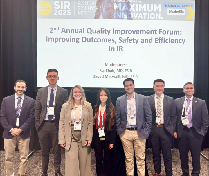 Mai Chi (giữa) trình bày nghiên cứu tại hội thảo khoa học năm 2025, Hội Can thiệp hình ảnh quốc tế.