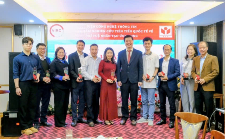 PGS.TS Lê Hoàng Sơn (đeo cavat ở giữa) cùng các học trò và nghiên cứu sinh.