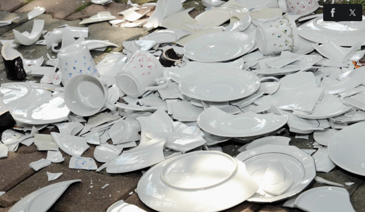 Ném vỡ bát đĩa là nghi thức đón năm mới kỳ lạ ở Đan Mạch. (Ảnh: Shutterstock)