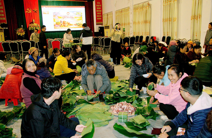 Xã Phúc Sơn, Hà Nội đã tổ chức gói 500 chiếc bánh chưng tặng các gia đình có hoàn cảnh khó khăn, gia đình chính sách trên địa bàn xã.