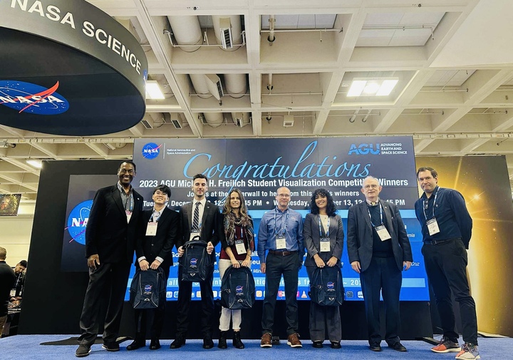 Đức (thứ hai từ trái sang) tham gia lễ trao giải Trực quan hóa Dữ liệu Michael H. Freilich của AGU và NASA tại San Francisco, hồi tháng 12/2023.
