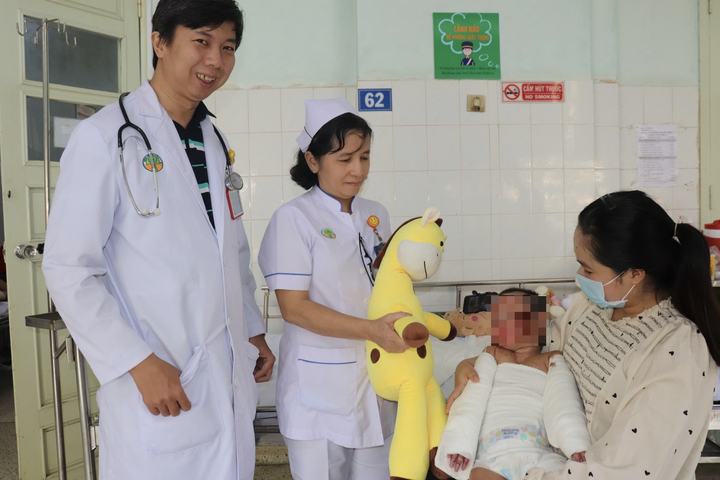 Sau gần 2 tháng điều trị tích cực, sức khoẻ bệnh nhi đã ổn định. (Ảnh:BVCC)